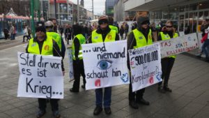 Stell dir vor: Es ist Krieg, und niemand schaut hin ... (Infostand) @ Gegenüber Alter Markt (Karstadt)